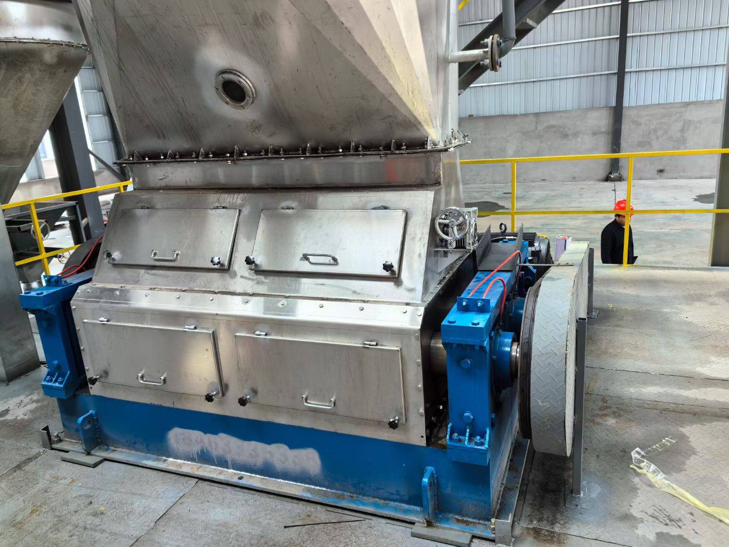 Horizontal mixer for feed fermentation